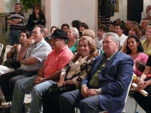 Waleska Serrano, Javier Lorenzo y José Alberto Marín, directora de Festejos, de Cultura y vicepresidente de la HCV, respectivamente; Soledad de Suárez y José Suárez Meneses, presidente de la HCV.