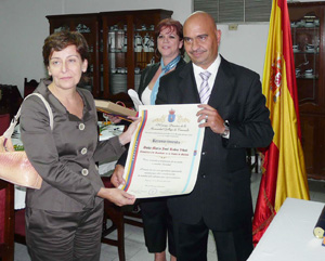 Rubio Vidal recibe un pergamino de manos del presidente de la HGV, Luis Couto. Rubio Vidal recibe un pergamino de manos del presidente de la HGV, Luis Couto.