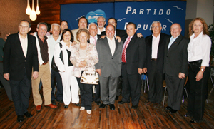 La delegación ourensana, con dirigentes del PP de España en Argentina. La delegación ourensana, con dirigentes del PP de España en Argentina.