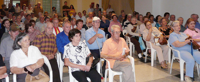 Parte de los beneficiarios de la FES asistentes al acto con la conselleira.