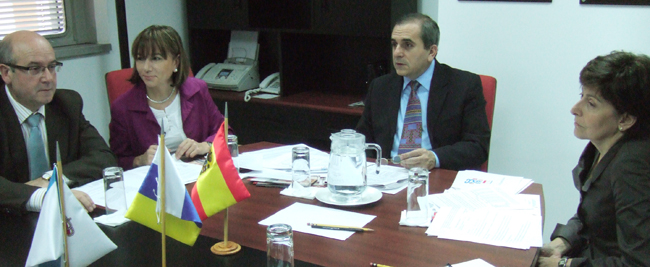 La conselleira de Sanidade y el secretario xeral de Emigración, durante la visita dispensada a la sede de la Fundación España Salud.