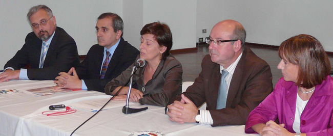 Rubio se dirige a los gallegos del Plan de Salud, acompañada del gerente general y del presidente de la FES; Manuel Luis Rodríguez y Pilar Fernández.