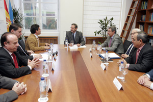 Fernández Antonio, con los presidentes de las cámaras de comercio. Fernández Antonio, con los presidentes de las cámaras de comercio.