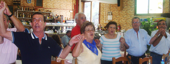 Un momento de la comida de hermanamiento. Un momento de la comida de hermanamiento.