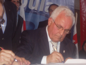 Baltar firma el convenio de la Diputación tras el acto del PP en Montevideo. Baltar firma el convenio de la Diputación tras el acto del PP en Montevideo.