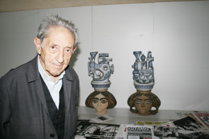 Díaz Pardo, junto a unas figuras de Sargadelos. Díaz Pardo, junto a unas figuras de Sargadelos.
