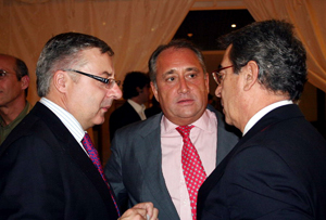 Álvarez Blázquez –centro– dialoga con José Blanco –izda.– y con Víctor Moro, durante el acto. Álvarez Blázquez –centro– dialoga con José Blanco –izda.– y con Víctor Moro, durante el acto.