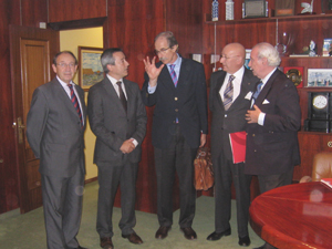 Fernández Mato y Carmelo Angulo -en el centro-. Fernández Mato y Carmelo Angulo -en el centro-.