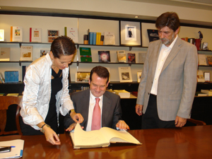 Abel Caballero firmó en el libro de visitas de la Delegación de la Xunta. Abel Caballero firmó en el libro de visitas de la Delegación de la Xunta.
