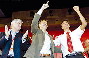 Juan Fernando López Aguilar, acompañado por Rodríguez Zapatero, en su proclamación. Juan Fernando López Aguilar, acompañado por Rodríguez Zapatero, en su proclamación.