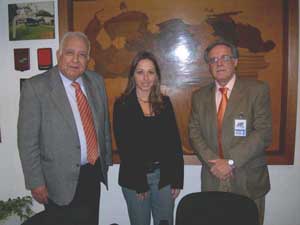 Un momento de la reunión. Un momento de la reunión.