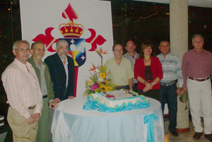 Parte de la Junta Directiva, junto al cónsul honorario. Parte de la Junta Directiva, junto al cónsul honorario.