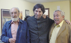 Paco Ignacio Taibo I –a la derecha–, junto a sus amigos Ángel González y Joaquín Sabina. Paco Ignacio Taibo I –a la derecha–, junto a sus amigos Ángel González y Joaquín Sabina.