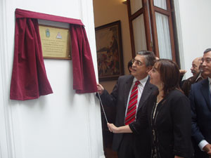 Moreda y la presidenta del Patronato descubren la placa de inauguración. Moreda y la presidenta del Patronato descubren la placa de inauguración.
