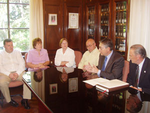 Salvador Fernández Moreda, durante la reunión con directivos del Hogar Español. Salvador Fernández Moreda, durante la reunión con directivos del Hogar Español.