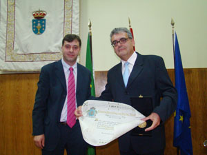 Miguel Bóo recoge el diploma que testifica el galardón recibido. Miguel Bóo recoge el diploma que testifica el galardón recibido.