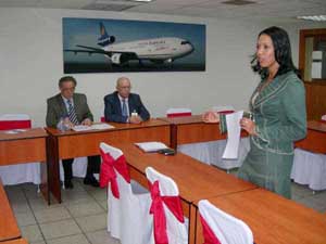 Antonio Álamo Lima y Antonio Jiménez Rodríguez escuchan la intervención de la gerente comercial de Santa Bárbara Airlines, Aura Parra. Antonio Álamo Lima y Antonio Jiménez Rodríguez escuchan la intervención de la gerente comercial de Santa Bárbara Airlines, Aura Parra.