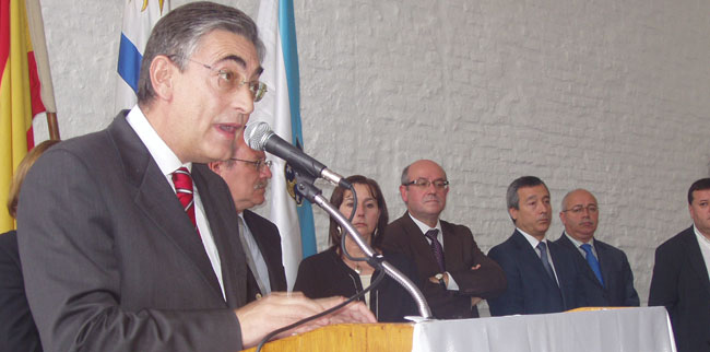Fernández Moreda, acompañado por los demás dirigentes, durante su discurso en el acto de inauguración.