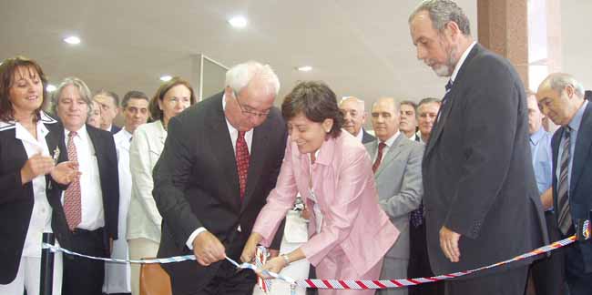 La conselleira inaugura el centro de llamadas del hospital. 