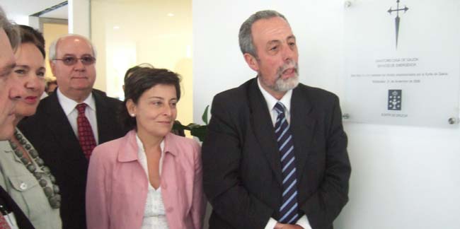 La conselleira, junto con el ministro interino de salud y el presidente de Casa de Galicia.