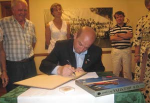 El alcalde Losa Orive, firmando en el Libro de Oro del Centro Burgalés. El alcalde Losa Orive, firmando en el Libro de Oro del Centro Burgalés.