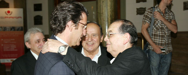 El presidente del PP de Galicia saludando a García Melle, presidente del PP argentino.