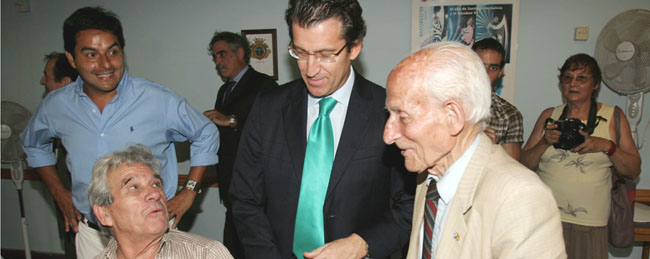 Núñez Feijóo, saludando a unos paisanos del Centro Galicia. 