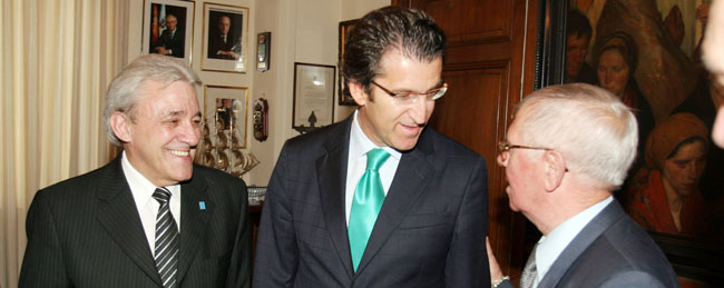 Feijóo con el presidente y vicepresidente del Centro Gallego.