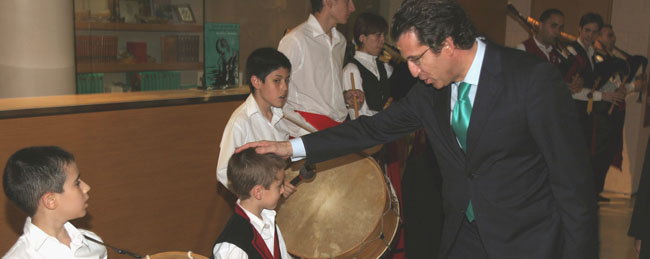 El presidente del PPdeG se mostró muy cariñoso con los miembros del grupo de gaitas.