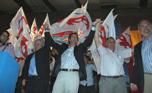 Feijóo, junto a Castelao Bragaña y Benito Grande, presidente del PP en Uruguay, saluda a los asistentes al acto. Feijóo, junto a Castelao Bragaña y Benito Grande, presidente del PP en Uruguay, saluda a los asistentes al acto.