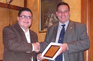 Richard Barreiro recibe el reconocimiento a 'Magazine Español'. Richard Barreiro recibe el reconocimiento a 'Magazine Español'.