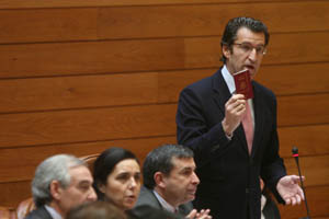 Núñez Feijóo muestra un pasaporte durante su intervención en el pleno del Parlamento gallego. Núñez Feijóo muestra un pasaporte durante su intervención en el pleno del Parlamento gallego.