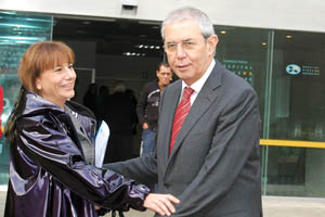 Touriño y la secretaria xeral de Sanidade, Pilar Fernández, en la entrada al Hospital Virxe da Xunqueira de Cee. Touriño y la secretaria xeral de Sanidade, Pilar Fernández, en la entrada al Hospital Virxe da Xunqueira de Cee.