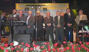 Parte de la Directiva de la ACBC Isla de La Gomera saluda a los asistentes al ‘XVIII Encuentro Gomero’. Parte de la Directiva de la ACBC Isla de La Gomera saluda a los asistentes al ‘XVIII Encuentro Gomero’.