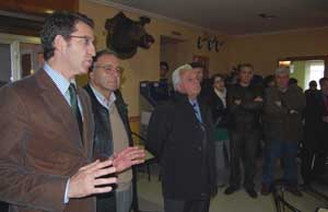 Feijóo, durante su visita a la localidad ourensana de Lobeiro. Feijóo, durante su visita a la localidad ourensana de Lobeiro.