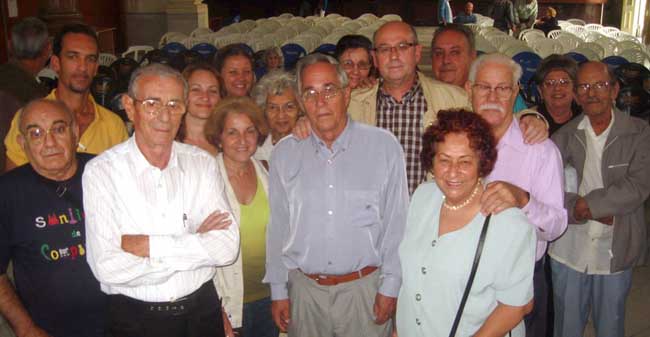 Rodríguez con un grupo de gallegos en Cuba. Rodríguez con un grupo de gallegos en Cuba.