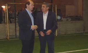 Rafael Louzán y Carlos Barcia conversan durante el recorrido por las instalaciones inauguradas. Rafael Louzán y Carlos Barcia conversan durante el recorrido por las instalaciones inauguradas.