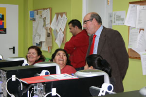 Rodríguez conversa con algunas de las participantes en el taller de informática de ‘Érguete’. Rodríguez conversa con algunas de las participantes en el taller de informática de ‘Érguete’.