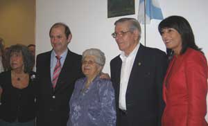 Rafael Louzán, con los dirigentes de la entidad tras inaugurar el nuevo salón. Rafael Louzán, con los dirigentes de la entidad tras inaugurar el nuevo salón.
