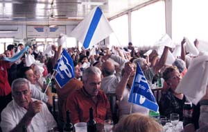 Los participantes en el almuerzo enarbolaron banderas del Partido Popular. Los participantes en el almuerzo enarbolaron banderas del Partido Popular.