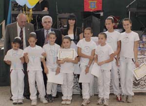 Las jóvenes gimnastas de la entidad recibieron el reconocimiento del Centro Asturiano por su labor. Las jóvenes gimnastas de la entidad recibieron el reconocimiento del Centro Asturiano por su labor.