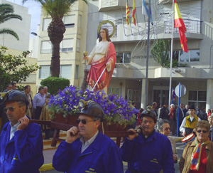 Los mineros llevan a hombros la nueva imagen de Santa Bárbara. Los mineros llevan a hombros la nueva imagen de Santa Bárbara.