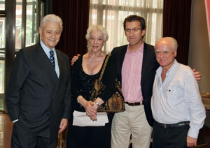 Feijóo, acompañado por el presidente de Outes y Castelao, en el acto. Feijóo, acompañado por el presidente de Outes y Castelao, en el acto.