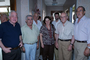 Ramos, con el alcalde de Narcea y directivos del Tinetense y otros centros asturianos. Ramos, con el alcalde de Narcea y directivos del Tinetense y otros centros asturianos.