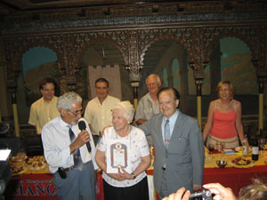 Presidente y secretario del Centro, junto a la primera socia mujer. Presidente y secretario del Centro, junto a la primera socia mujer.