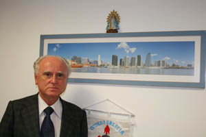 Castelao Bragaña, junto a una foto de Buenos Aires, en su despacho. Castelao Bragaña, junto a una foto de Buenos Aires, en su despacho.