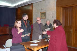 Manuel Luis Rodríguez entrega uno de los diplomas en el acto que tuvo lugar en O Carballiño. Manuel Luis Rodríguez entrega uno de los diplomas en el acto que tuvo lugar en O Carballiño.