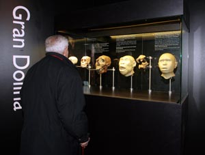 Vista de la entrada a la exposición sobre Atapuerca inaugurada en París. Vista de la entrada a la exposición sobre Atapuerca inaugurada en París.