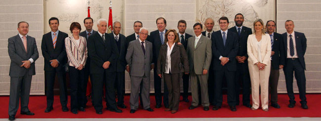 El presidente de la Junta, Juan Vicente Herrera, posa junto a los miembros del Consejo de la Emigración de Castilla y León junto al consejero de Interior, Alfonso Fernández Mañueco. El presidente de la Junta, Juan Vicente Herrera, posa junto a los miembros del Consejo de la Emigración de Castilla y León junto al consejero de Interior, Alfonso Fernández Mañueco.