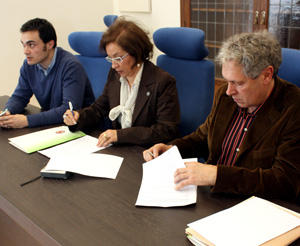 Representantes de ambas instituciones firman el convenio. Representantes de ambas instituciones firman el convenio.
